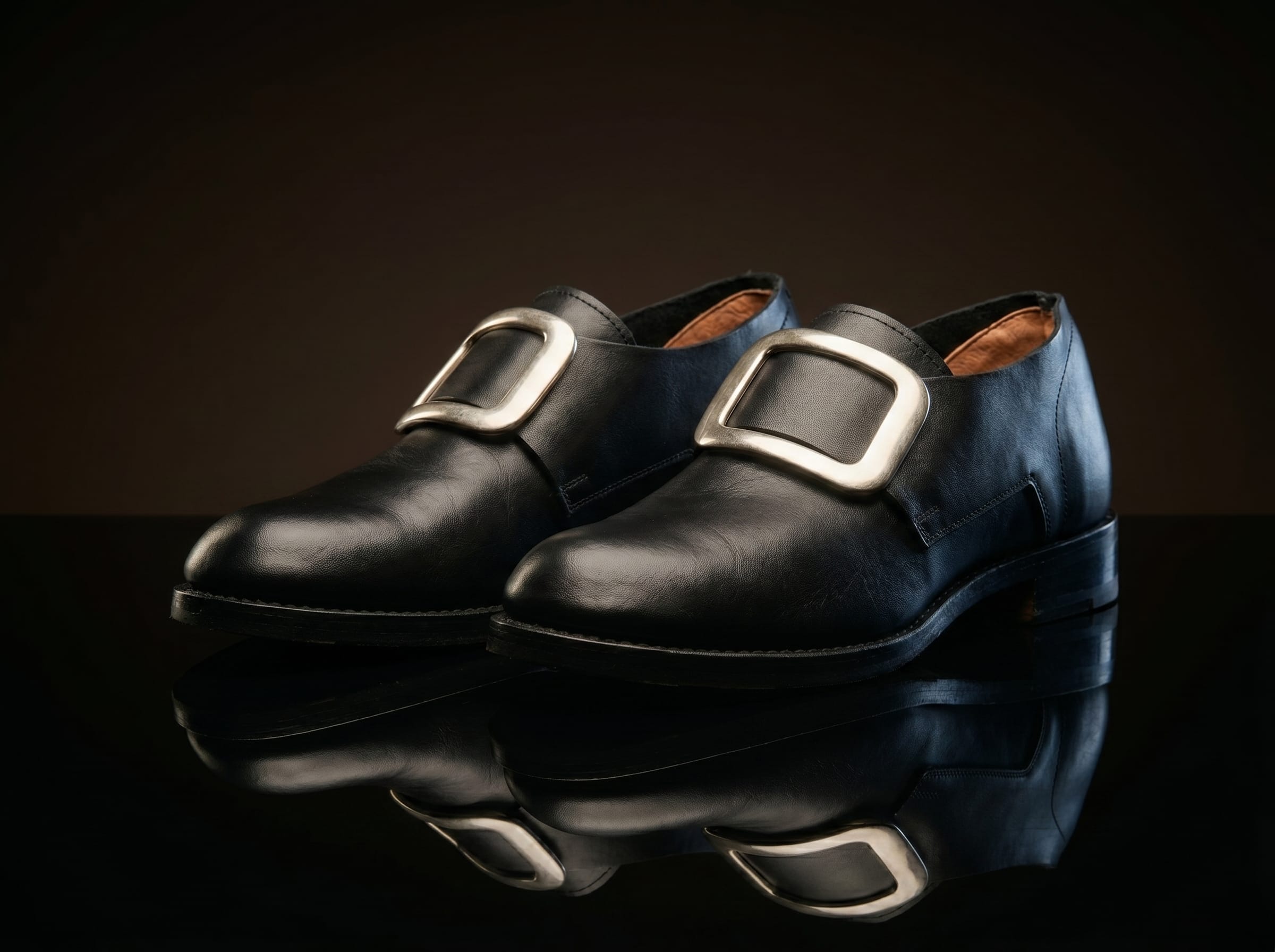 Zapatos de traje histórico inglés de época colonial puritana de los siglos XVII y XVIII.