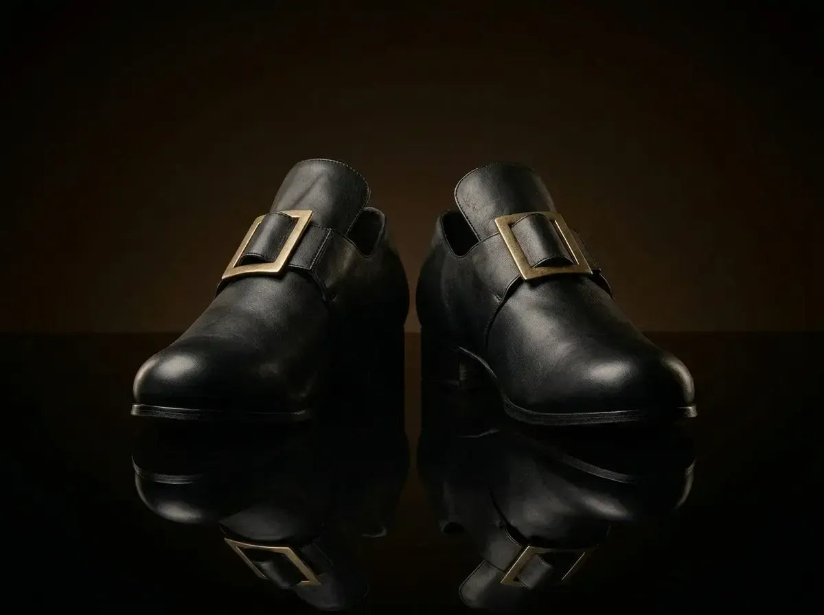 Zapatos de traje histórico inglés de época colonial puritana de los siglos XVII y XVIII.